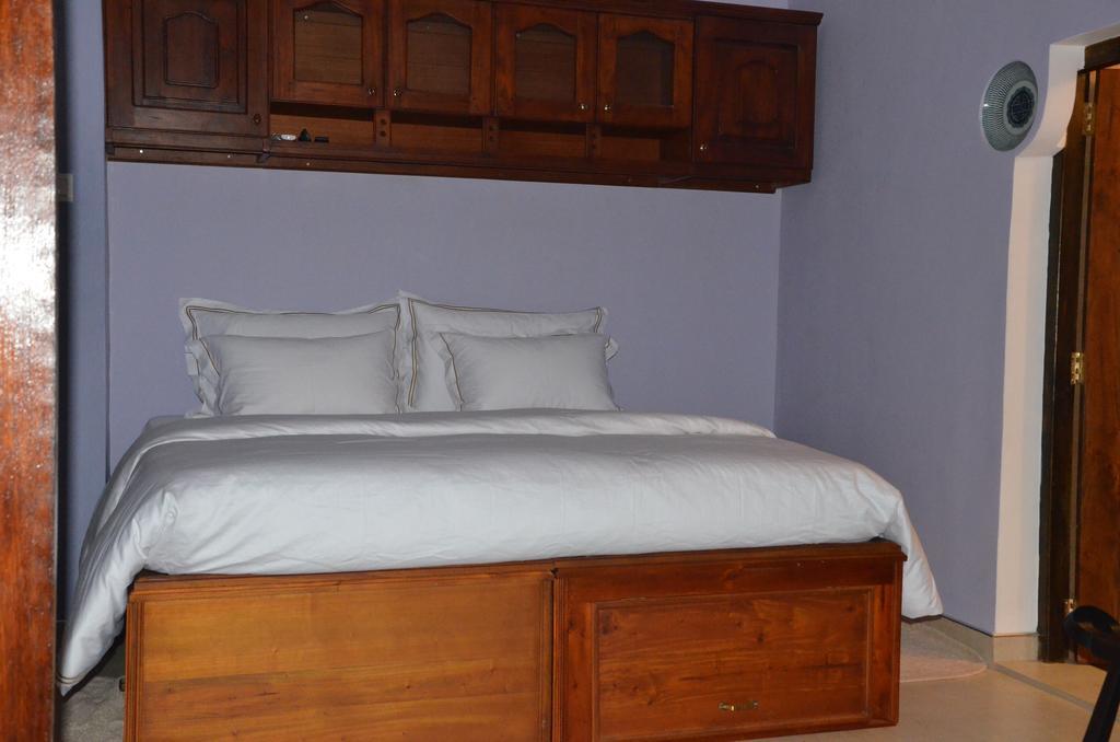 The Buena Vista Couette-café *